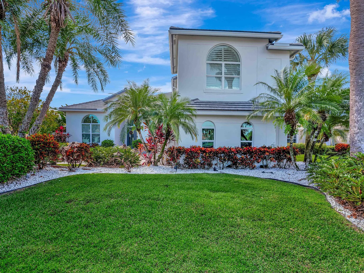 5 bed, 7.5 bath, 4825 sqft, $17,000 — Photo 2