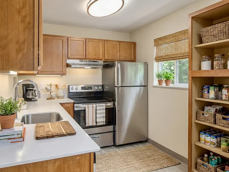 Cedar Square Apartments — Photo 5