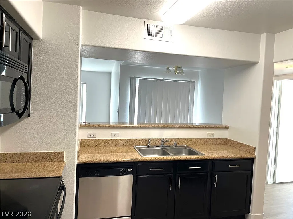 2 bed, 2.0 bath, 937 sqft, $1,625 — Photo 2