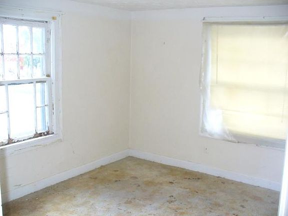 3rd image of 612 Heineman Blvd