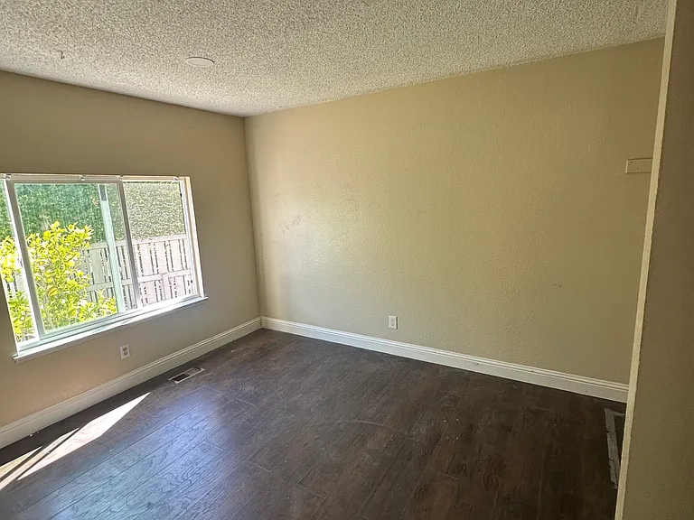 27107 Columbia Way — Photo 2