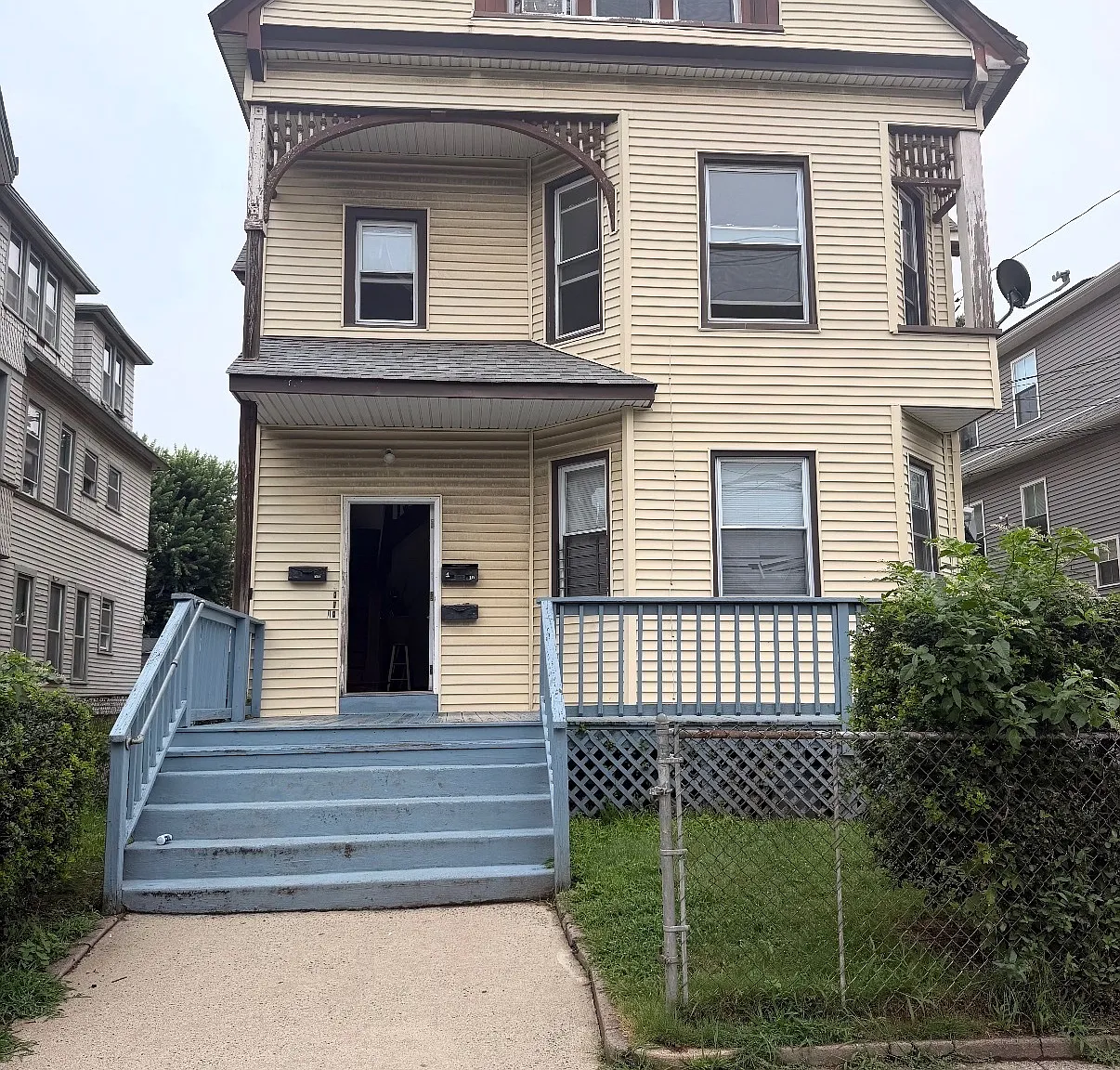 3 bed, 1.0 bath, 4857 sqft, $2,200 — Photo 1