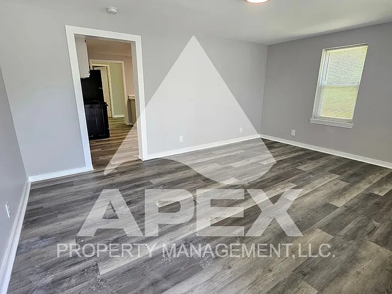 915 Forsythe St — Photo 5