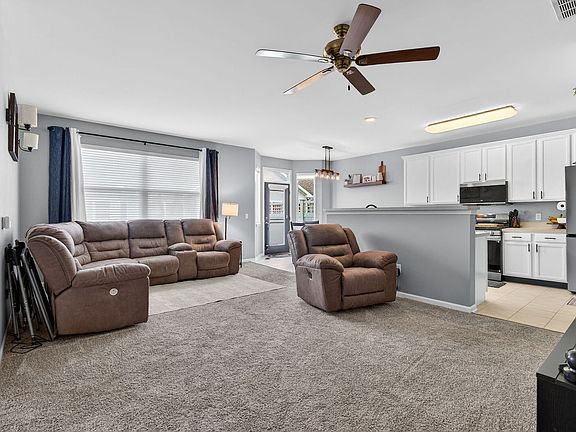 3rd image of 1596 W Ludington Cir