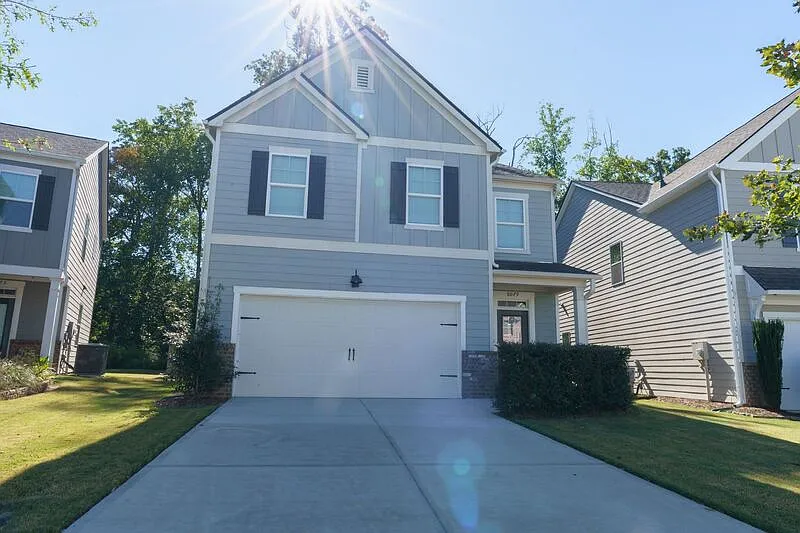5 bed, 3.0 bath, 2360 sqft, $2,350 — Photo 2
