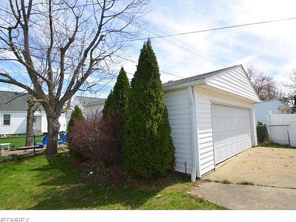 3rd image of 1651 Woodhurst Ave