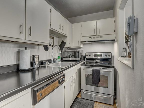 4th image of 4904 Chalet Dr #612