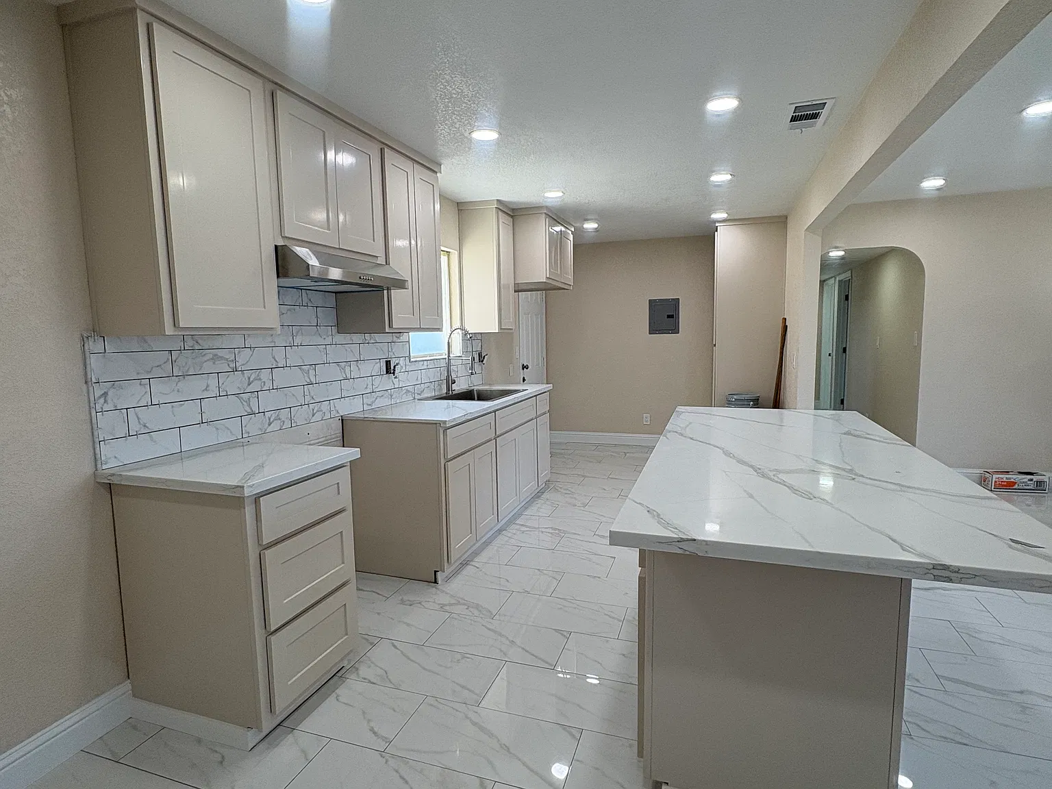 3 bed, 1028 sqft, $2,000 — Photo 3