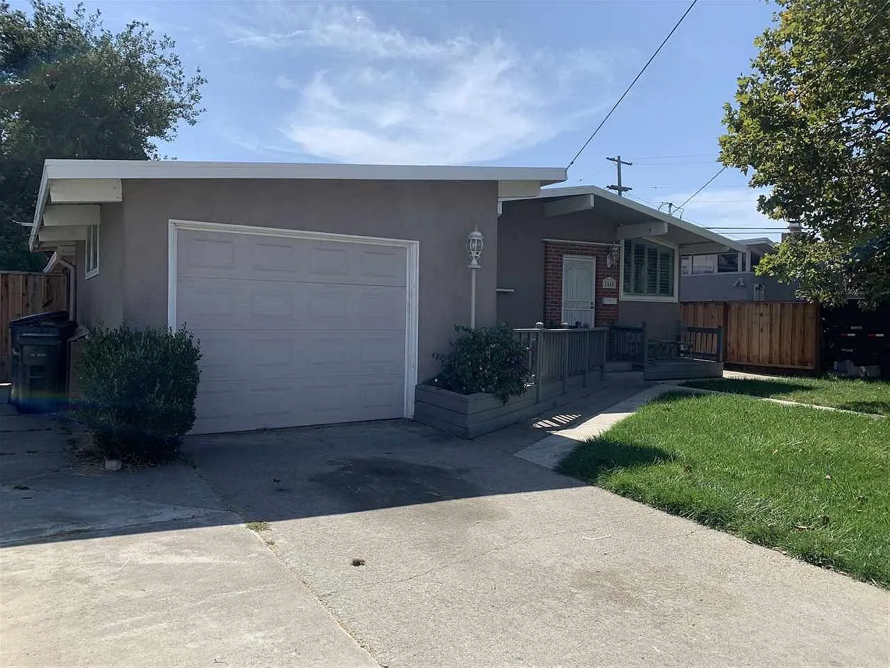 1549 Sunset Dr photo 1
