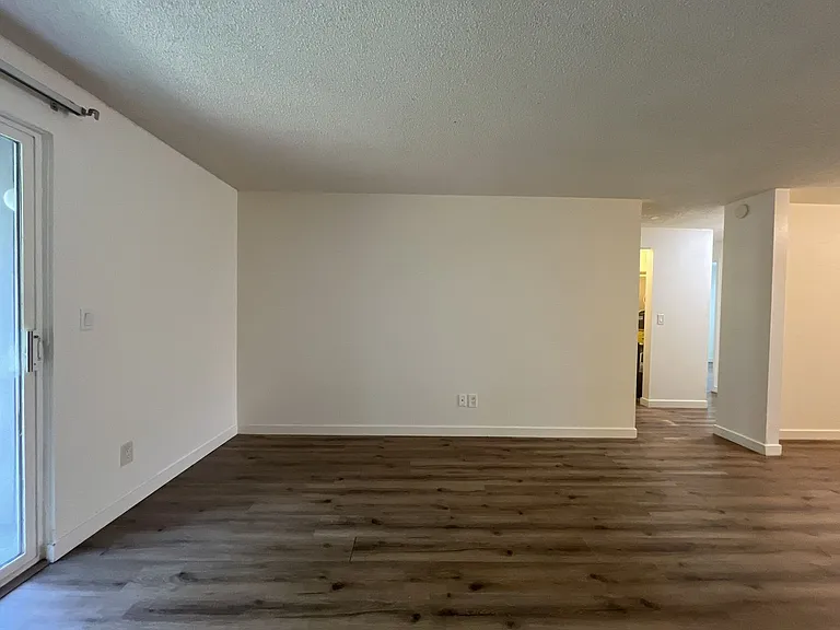 Spacious Corner Apartment with Three Bedrooms, Open Living Space & Modern Kitchen — Photo 14