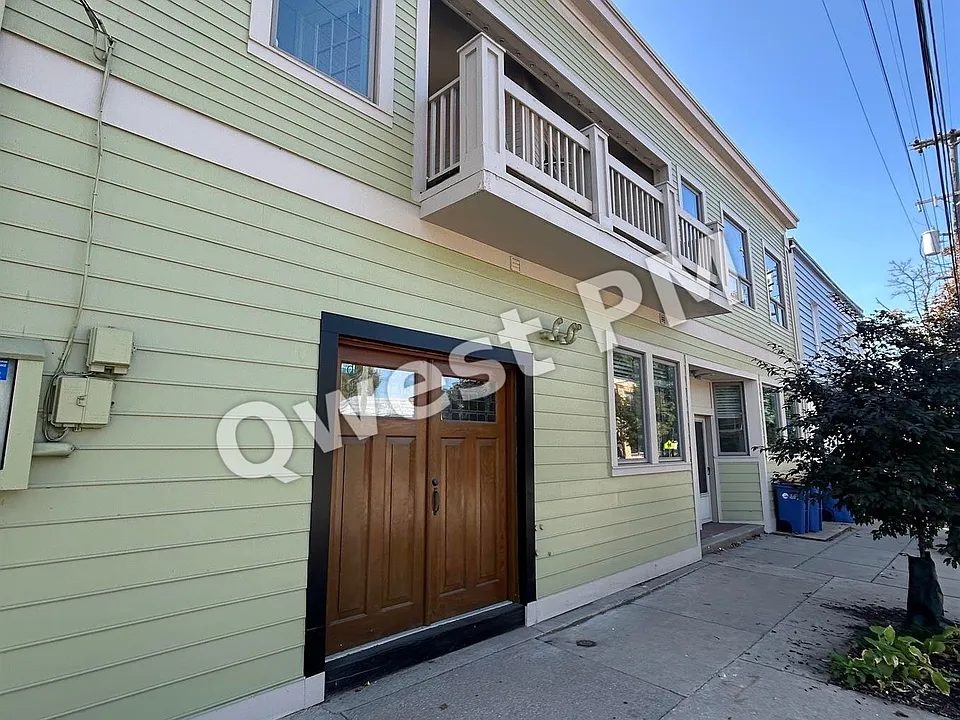 975 Cherry St SE