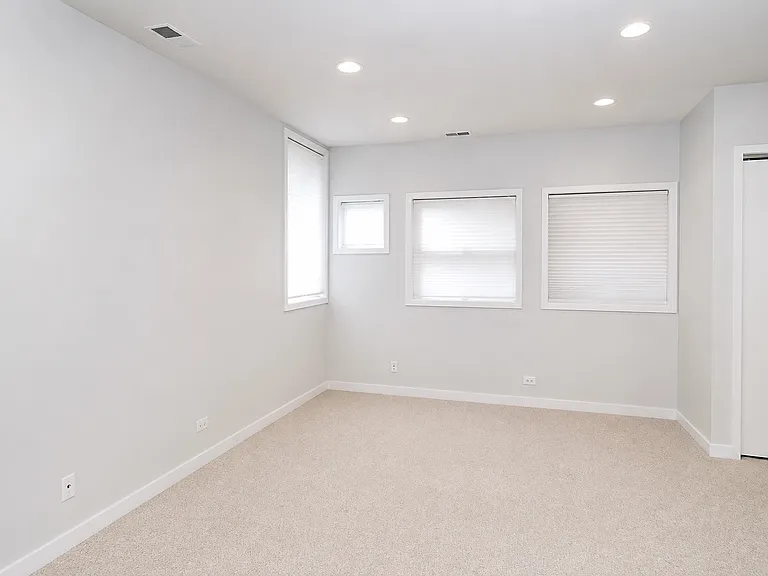 813 N May St — Photo 8