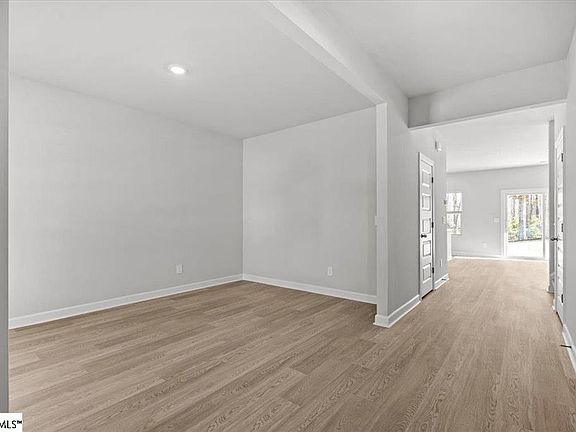 3rd image of 412 Granby Trl