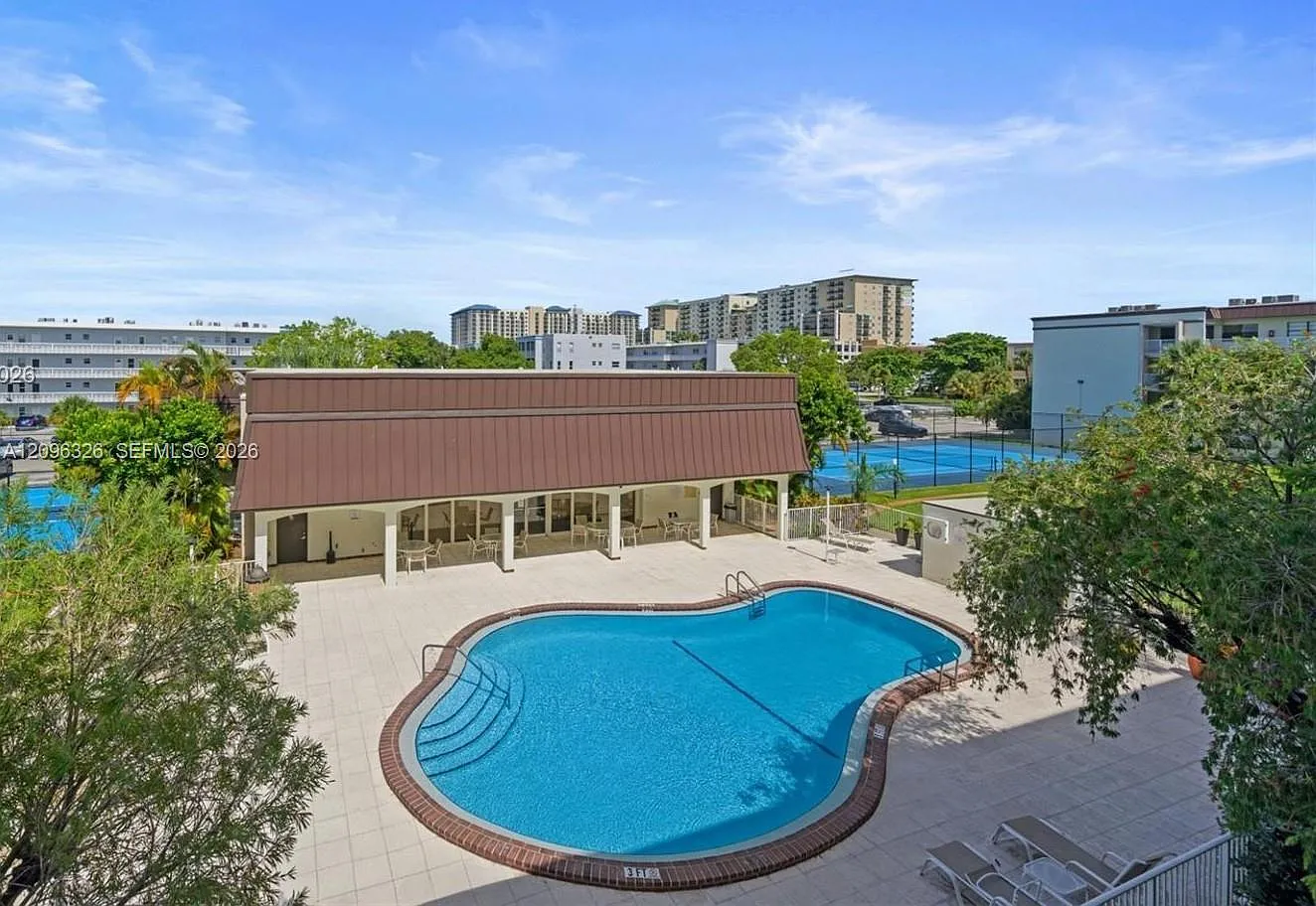 Palm Village Club Condo — Photo 1