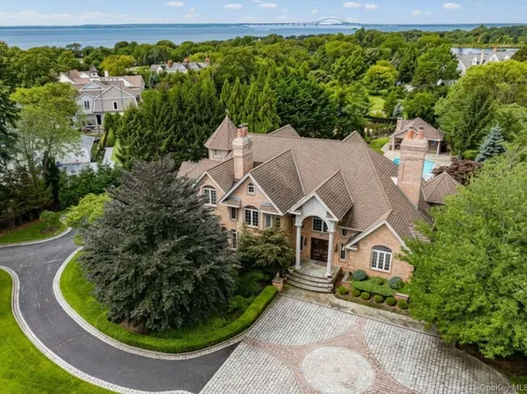 26 The Helm, East Islip, NY 11730