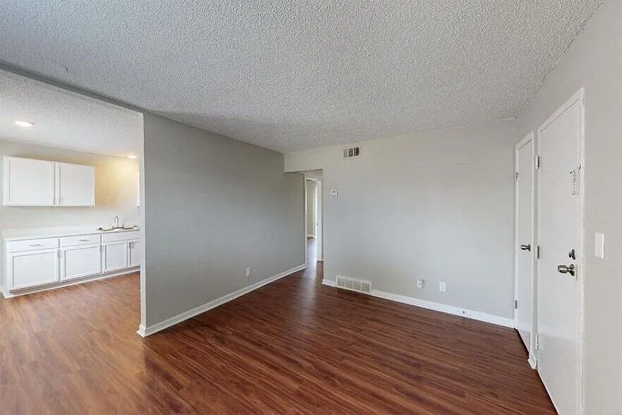 Greenway Apartments — Photo 4
