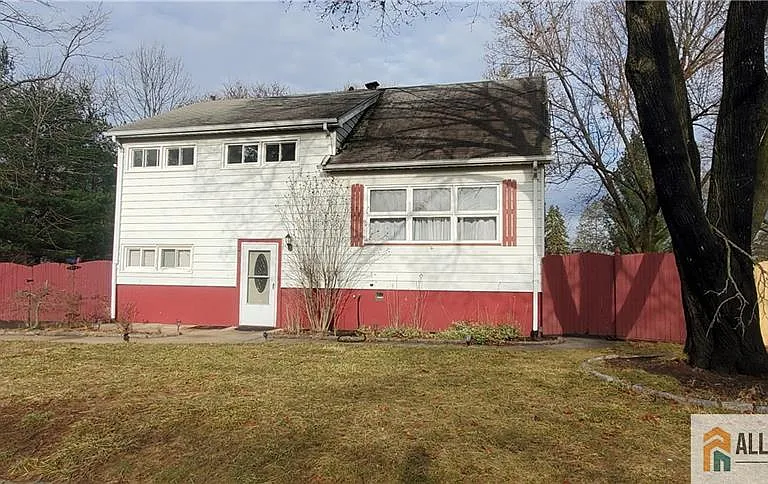 40 Beverly Ave — Photo 1