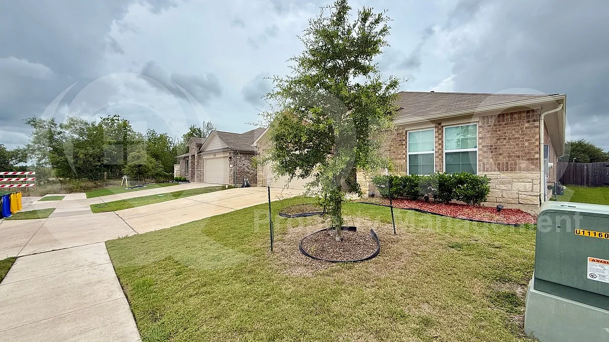 4 bed, 2.0 bath, 2001 sqft, $2,000 — Photo 3