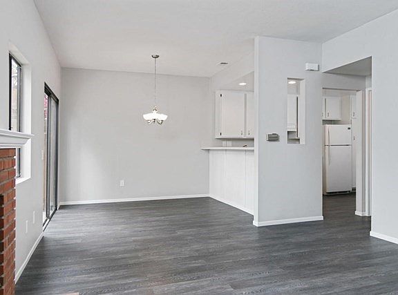 359 Blackfoot Ln-MLS_Size-002-7-Living R