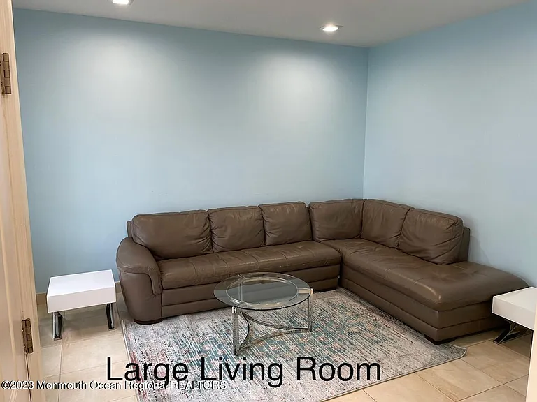 110 Poplar Ave — Photo 8