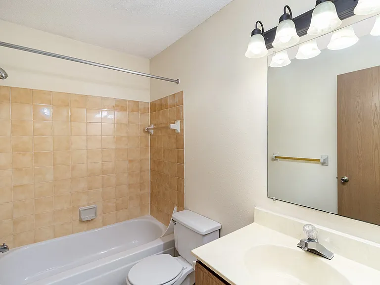 Hutchinson, MN Twin Oaks Apartments | 21A | Bathroom