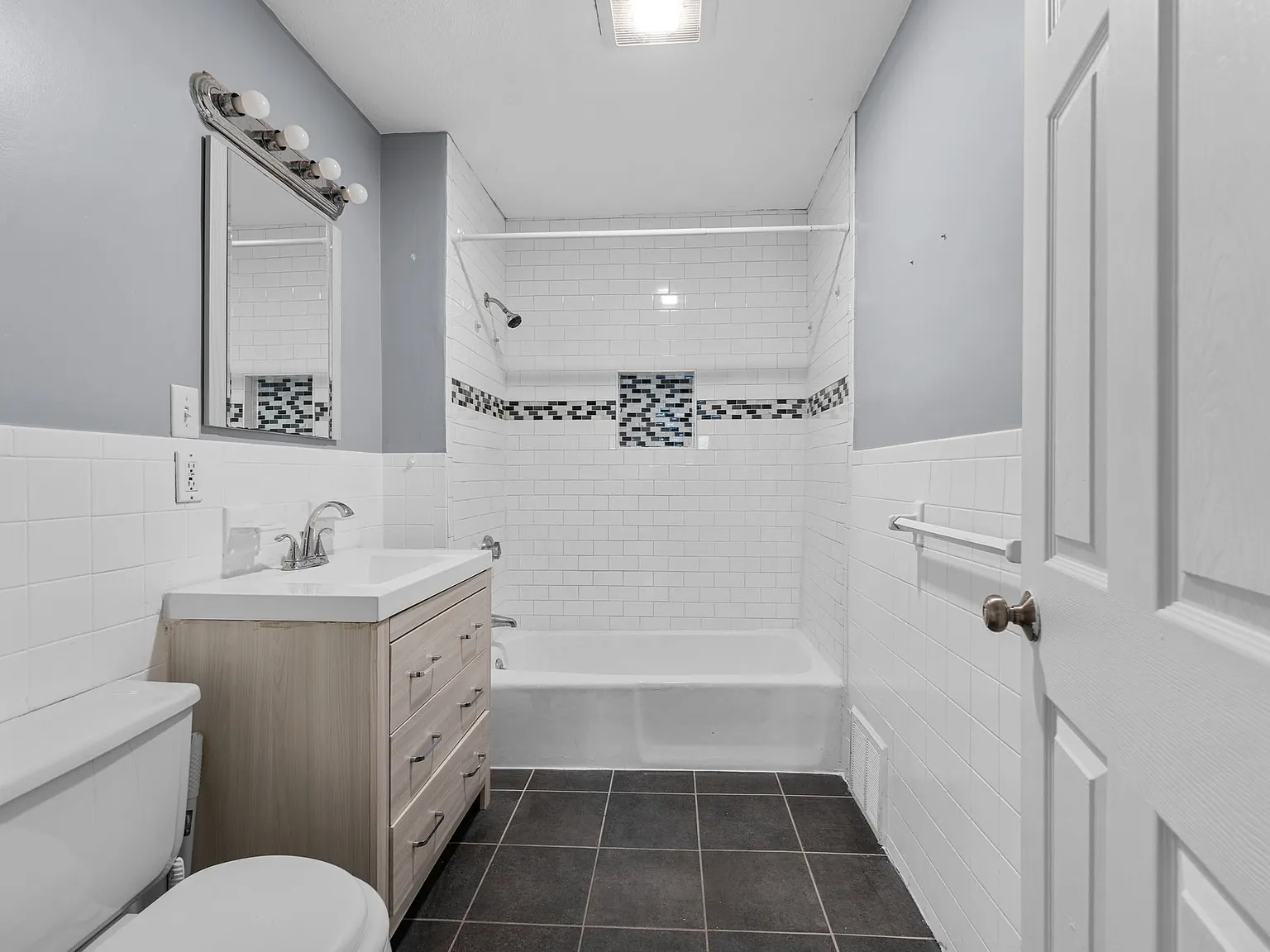 4 bed, 1.0 bath, 1410 sqft, $3,300 — Photo 3