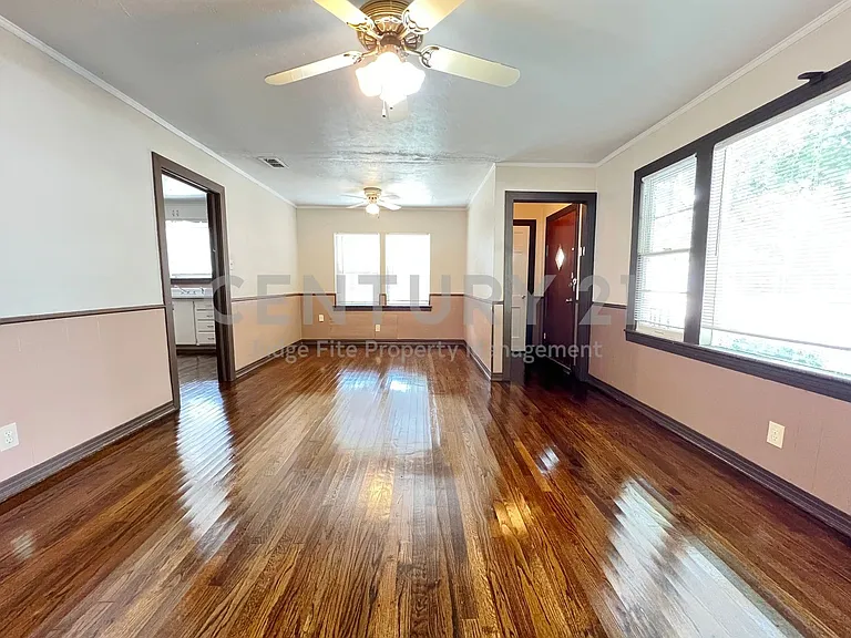 811 Coit St — Photo 2
