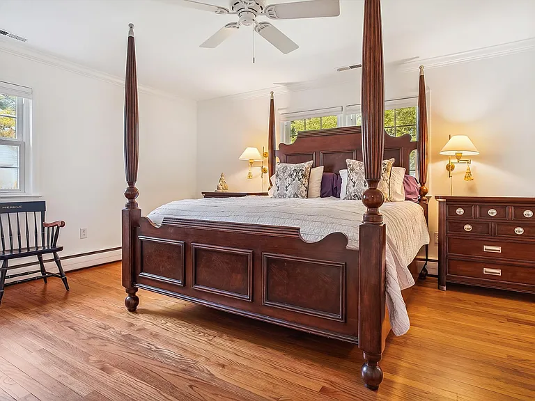 532 Trippe Ave — Photo 13