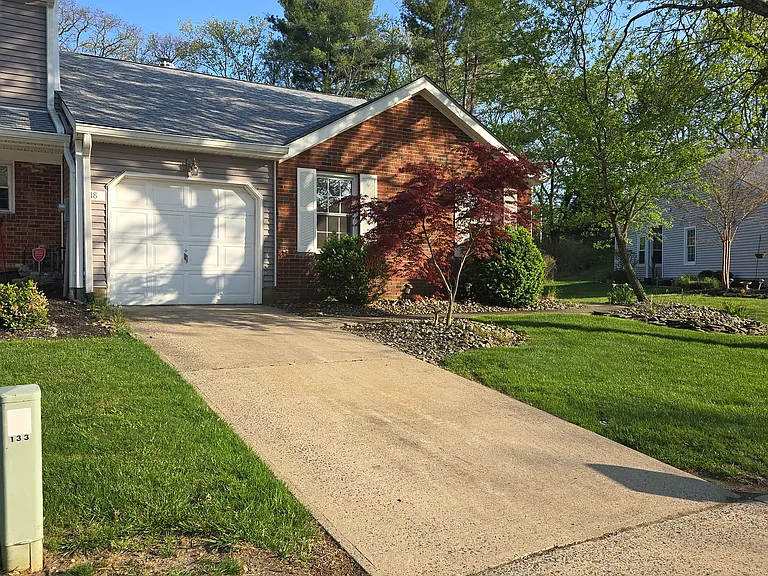 18 Redwood Dr — Photo 1