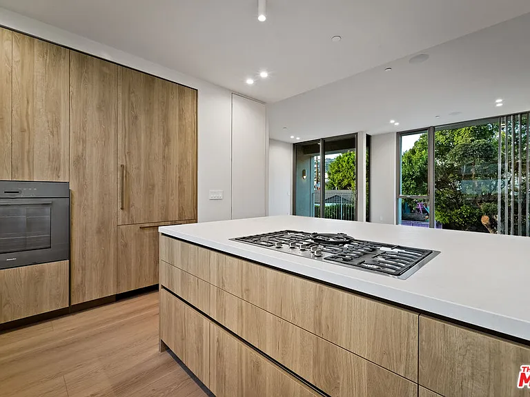 755 N Alfred St #B — Photo 8