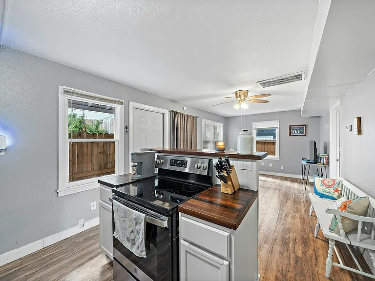 609 Sealy St #1 — Photo 1