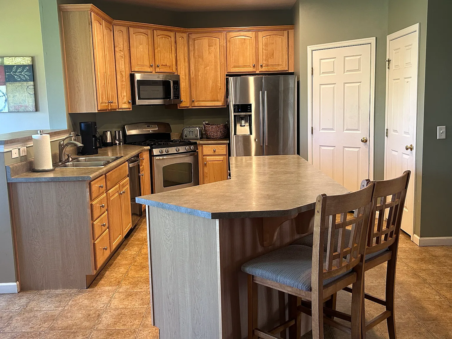 4 bed, 2.5 bath, 2900 sqft, $3,250 — Photo 2