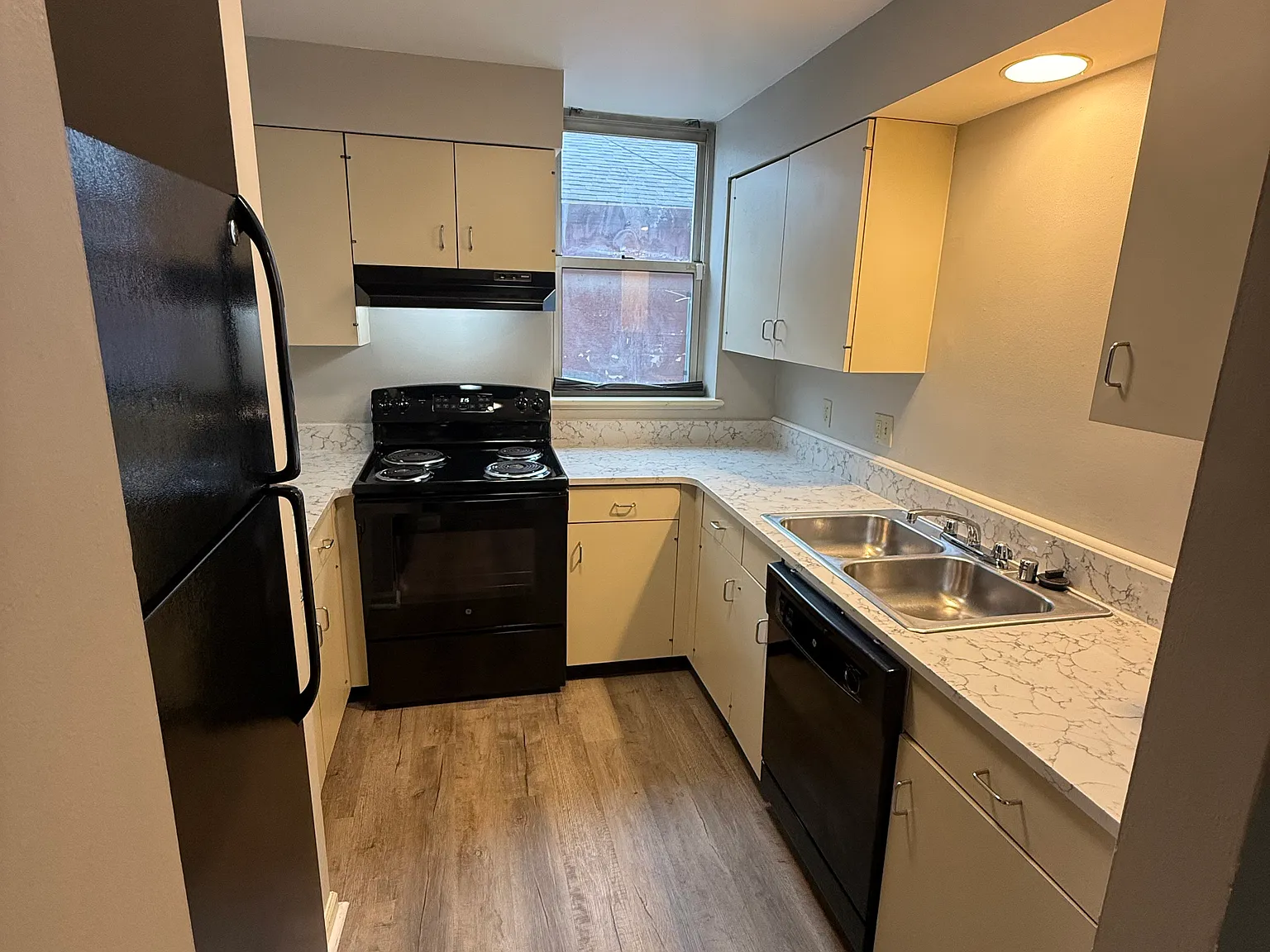 2 bed, 950 sqft, $1,450 — Photo 2