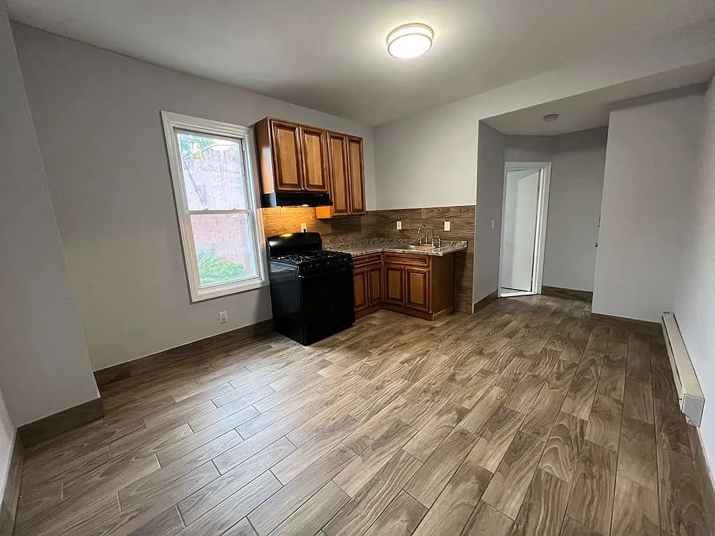 3 bed, $1,950 — Photo 2