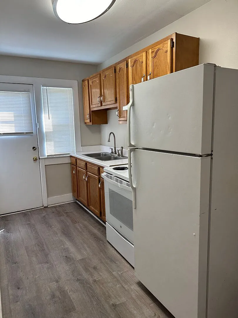 19-49 West Bond Street — Photo 1