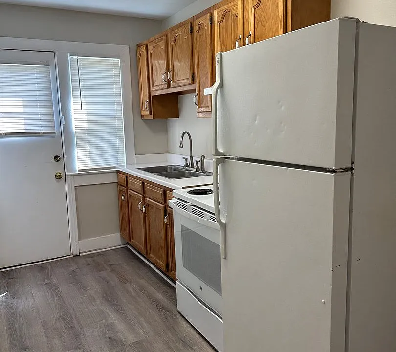 19-49 W Bond St