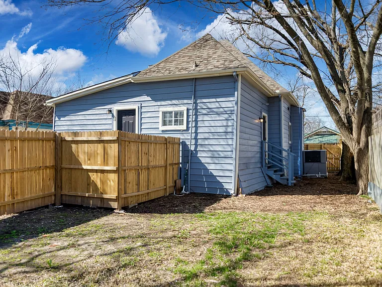 1433 S Travis St #A — Photo 51