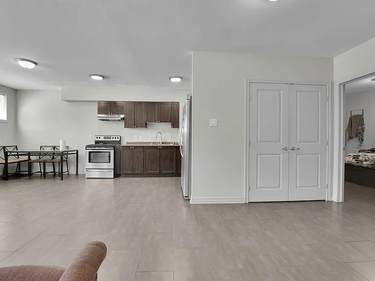 123 Queen Mary St #4 — Photo 4