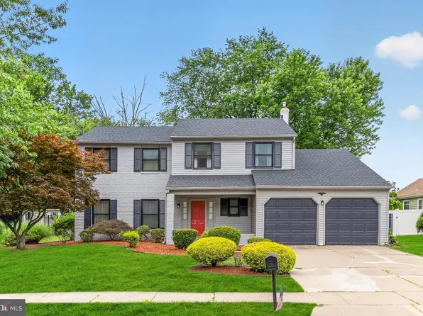 4 Dickens Ln, Mount Laurel, NJ 08054