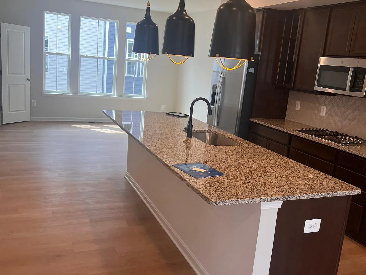 4 bed, 3.5 bath, 2030 sqft, $2,950 — Photo 4
