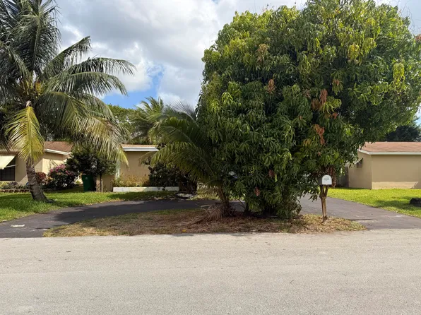 8849 W Long Acre Dr, Hollywood, FL 33025