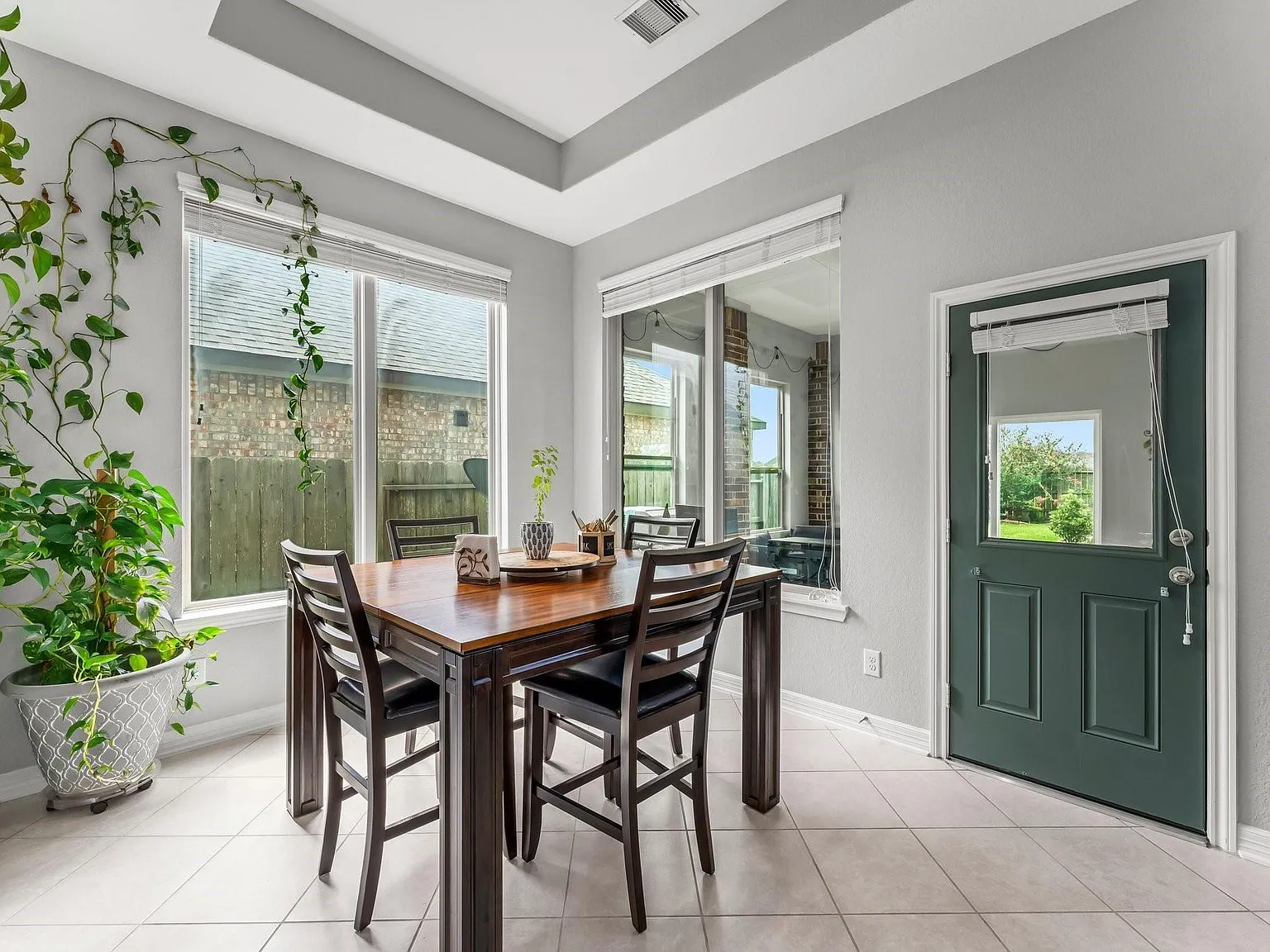4 bed, 3.5 bath, 3590 sqft, $3,500 — Photo 4