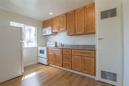 5th image of 221 Sunset Dr APT 7