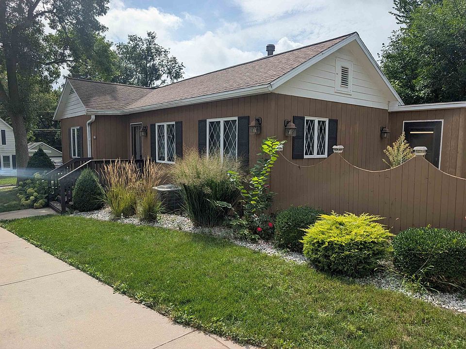 1st image of 302 Maple Ave