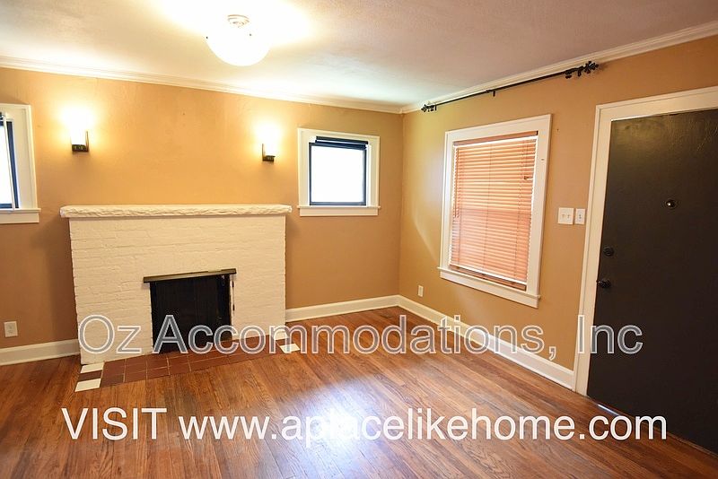 1st image of 709 W 75th St