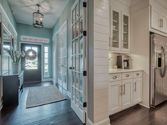 5th image of 595 Captiva Dr