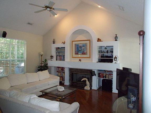 Living Room w Gas Fireplace