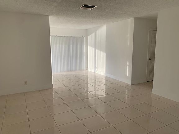 3rd image of 4907 NW 47th Ave