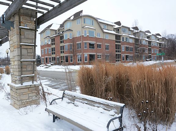 2nd image of 100 N River Ln Unit 304