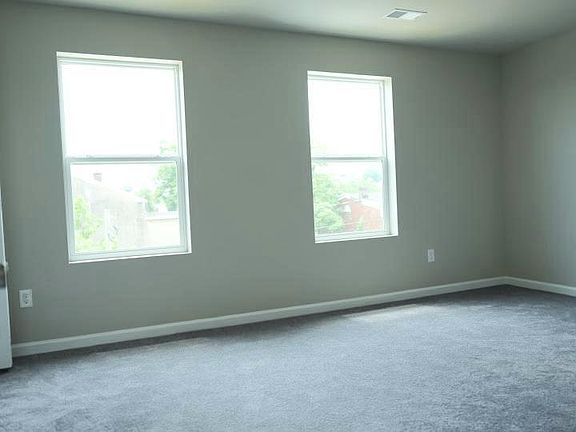 5th image of 995 Elm St